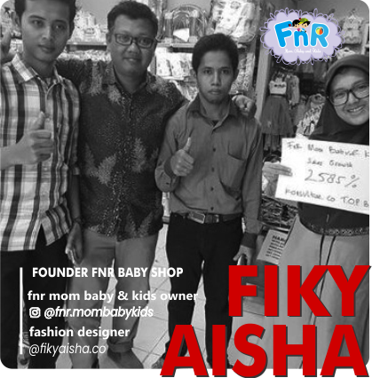 Empat orang sedang berpose di depan toko FNR Mom Baby & Kids, dengan satu orang memegang papan yang menampilkan peningkatan penjualan sebesar 2585%.